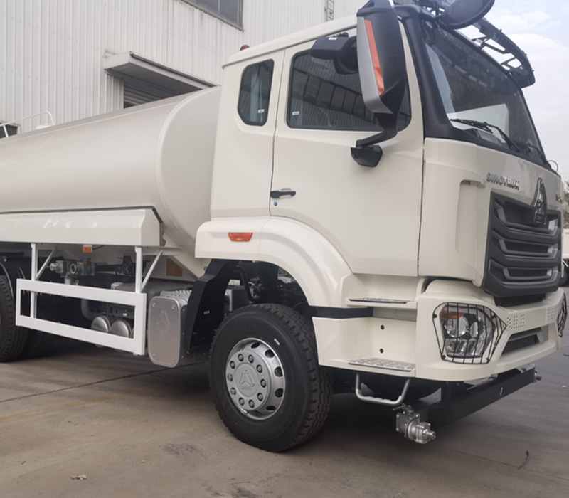 HOWO NX 6x4 WATER TANK TRUCK 2